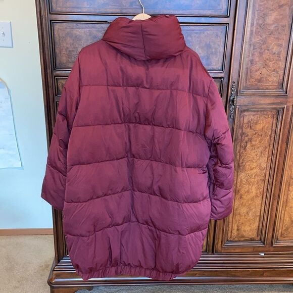 NWOT Universal Standard Maroon woman’s puffer jacket - Picture 4 of 8